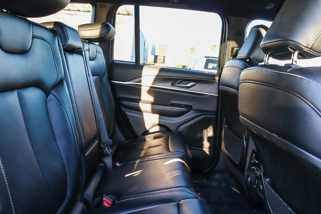 Used 2024 Jeep Grand Cherokee Limited RWD image 17