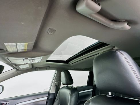 Used 2019 Toyota Highlander XLE AWD/4WD image 21
