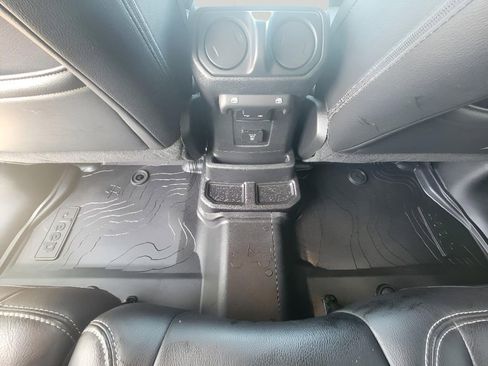 Used 2019 Jeep Wrangler Unlimited Sahara image 28