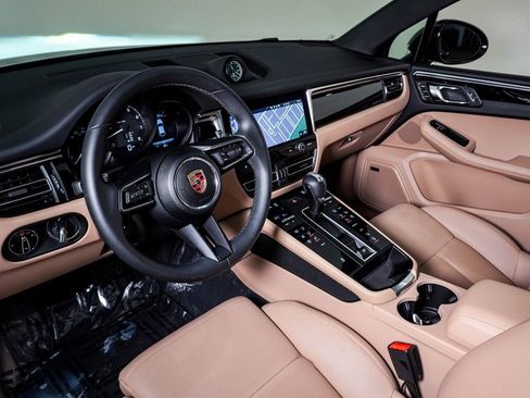 Certified 2025 Porsche Macan image 4