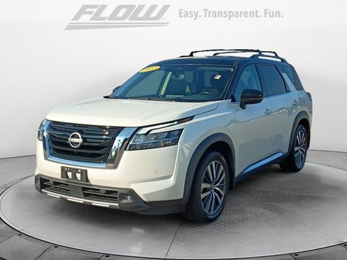 Used 2022 Nissan Pathfinder Platinum w/ Cargo Package FWD image 4