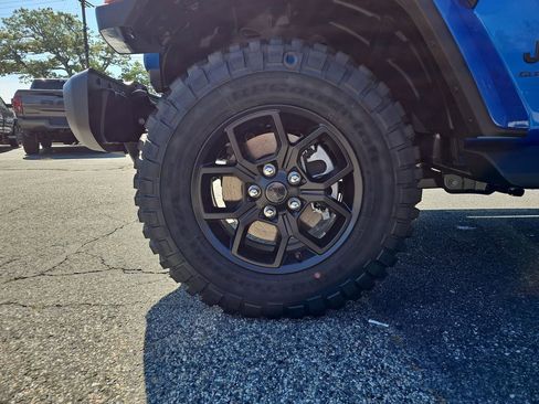 New 2025 Jeep Gladiator Sport image 26