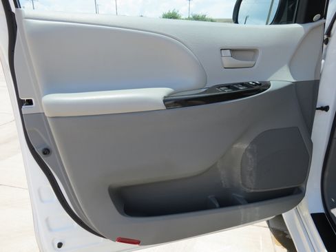 Used 2014 Toyota Sienna LE FWD image 23