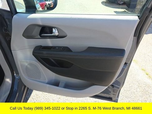 Used 2023 Chrysler Pacifica Touring-L FWD image 43