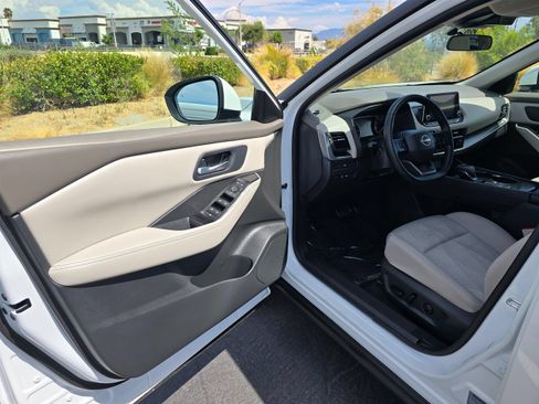Used 2025 Nissan Rogue SV FWD image 15