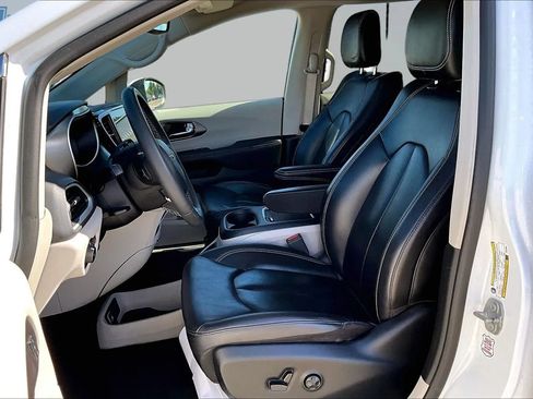 Used 2023 Chrysler Pacifica Touring-L FWD image 20