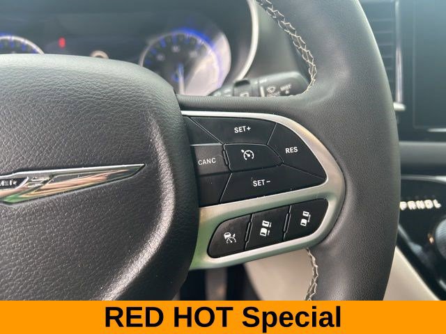 Used 2023 Chrysler Pacifica Touring-L FWD image 17