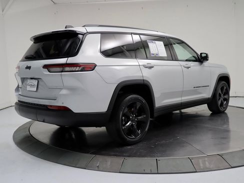 Used 2022 Jeep Grand Cherokee L Laredo image 5