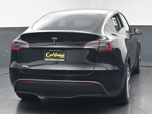 Used 2024 Tesla Model Y Long Range AWD/4WD image 3
