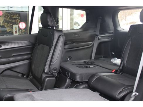 New 2025 Jeep Grand Cherokee L Altitude image 33