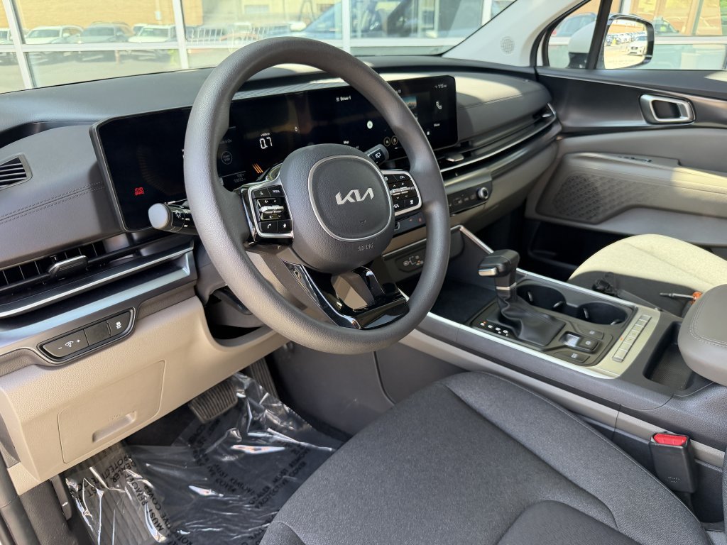 Used 2025 Kia Carnival LX FWD image 32