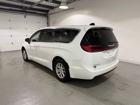 Used 2023 Chrysler Pacifica Touring-L image 4