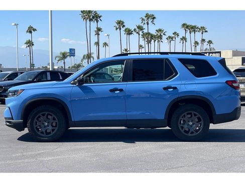Used 2025 Honda Pilot TrailSport image 2