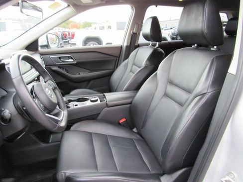 Used 2021 Nissan Rogue SV w/ Premium Package image 11