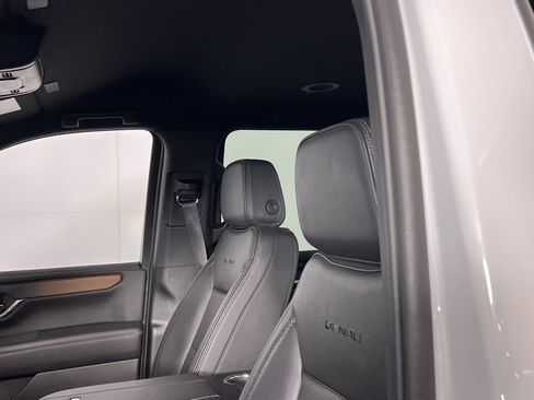 Used 2025 GMC Yukon XL Denali image 26