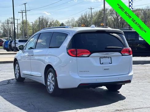 Used 2019 Chrysler Pacifica Touring-L image 2