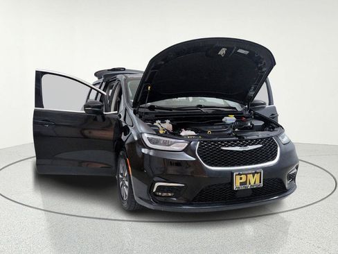 Used 2023 Chrysler Pacifica Touring-L image 12