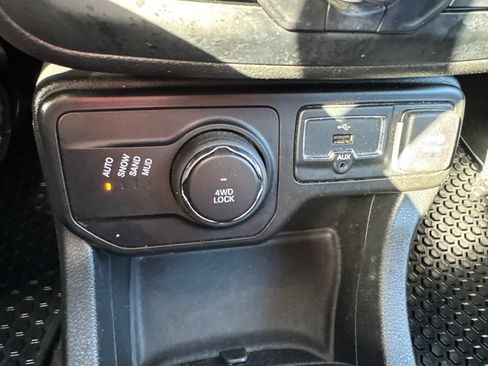Used 2020 Jeep Renegade Altitude AWD/4WD image 24