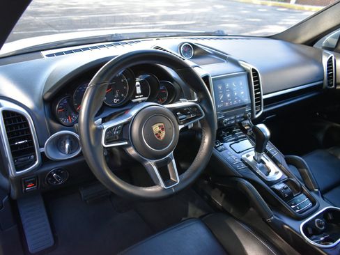 Used 2018 Porsche Cayenne Platinum Edition image 10