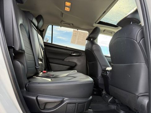 Used 2023 Toyota Highlander XLE AWD/4WD image 18