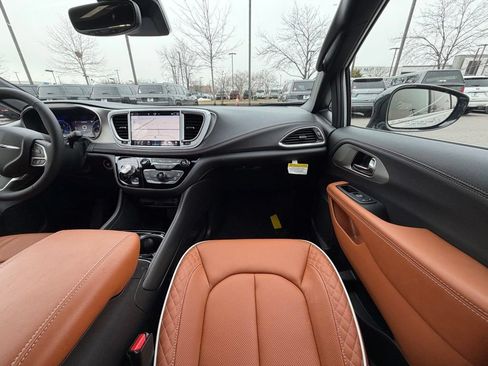 New 2026 Chrysler Pacifica Pinnacle FWD image 15