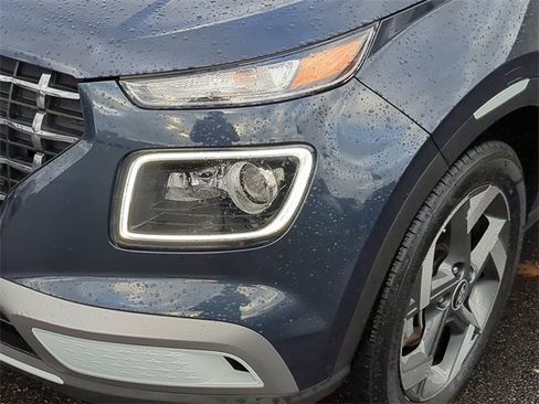 Used 2023 Hyundai Venue Limited image 9