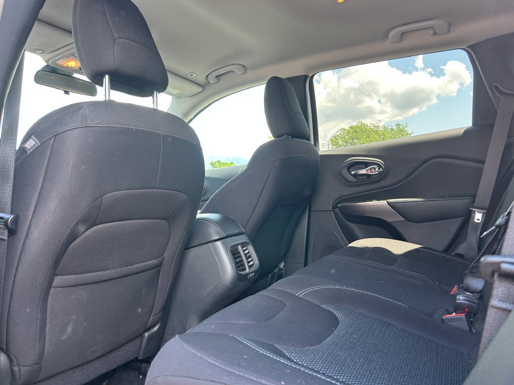 Used 2019 Jeep Cherokee Latitude w/ Popular Appearance Group AWD/4WD image 28