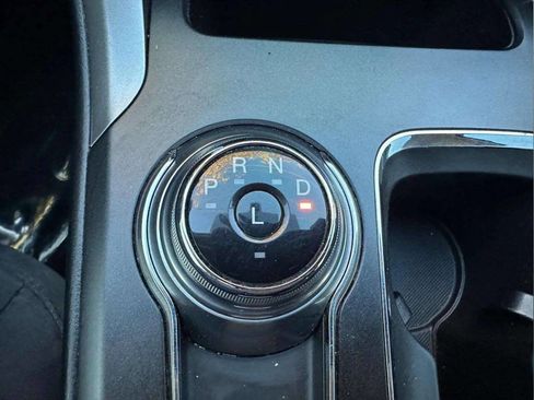 Used 2017 Ford Fusion SE w/ Fusion SE Technology Package image 19