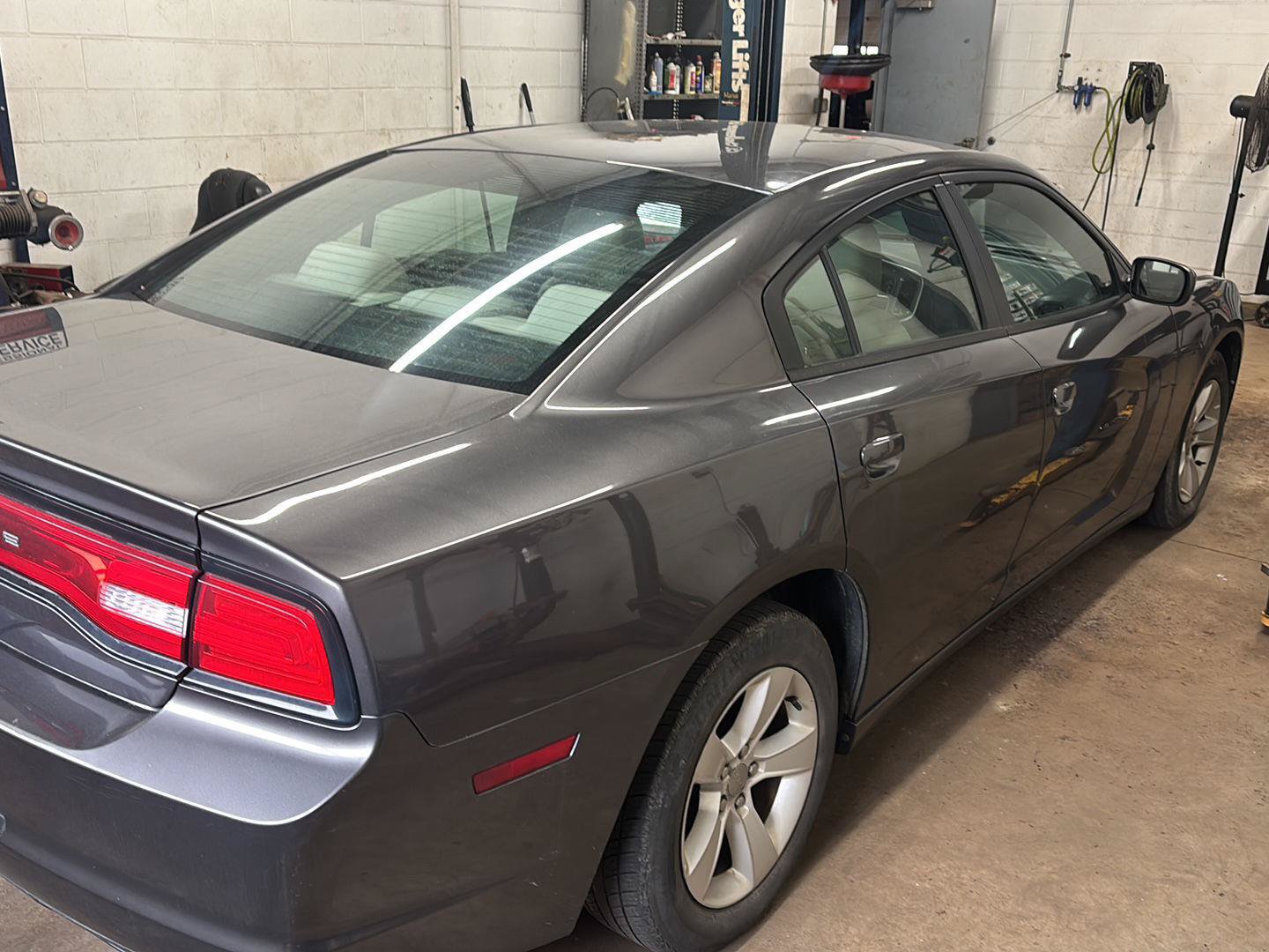 Used 2014 Dodge Charger SE RWD image 3
