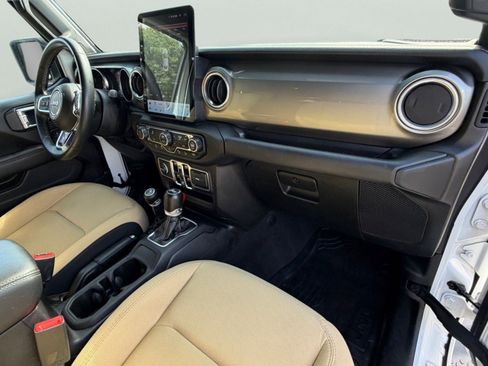 Used 2018 Jeep Wrangler Unlimited Sahara AWD/4WD image 19