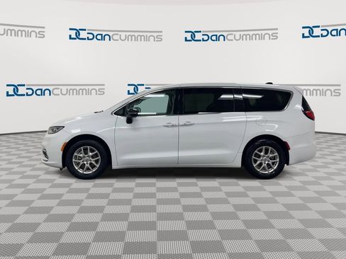 Used 2024 Chrysler Pacifica Touring-L image 5