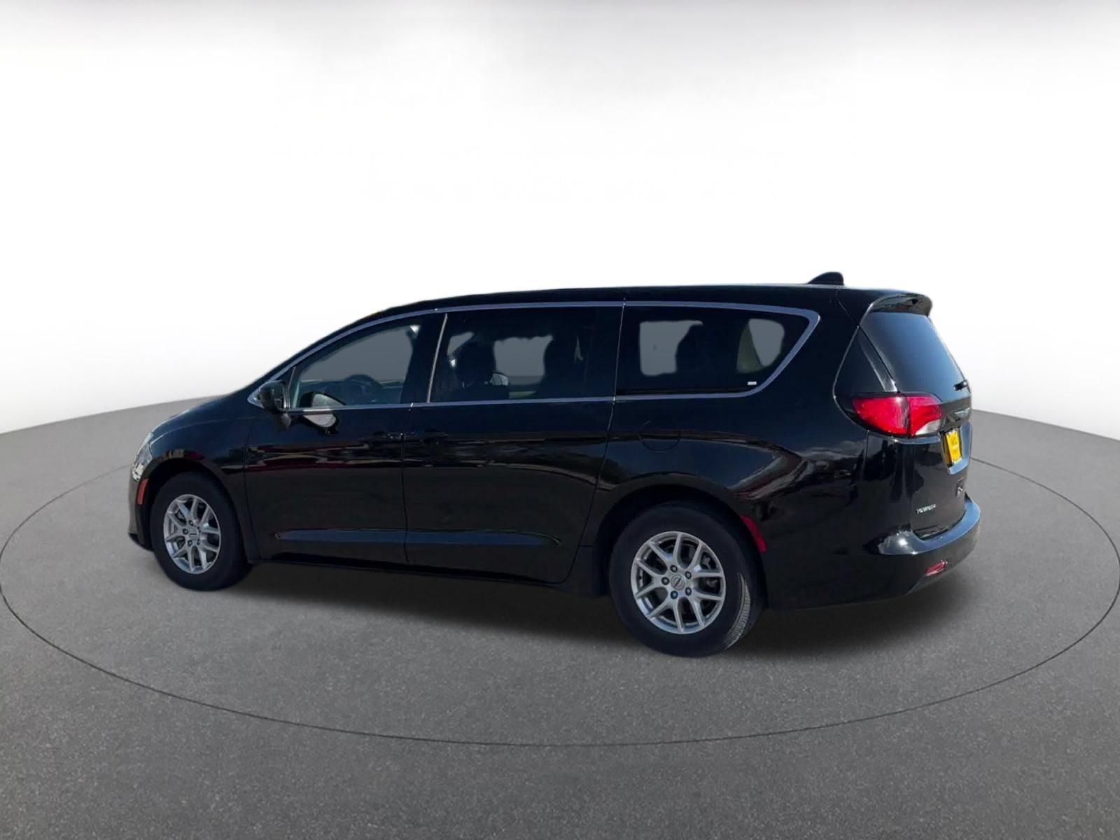 Used 2024 Chrysler Voyager LX FWD image 9