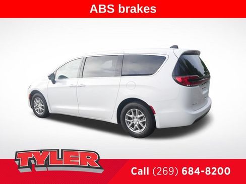 New 2027 Chrysler Pacifica Select FWD image 5