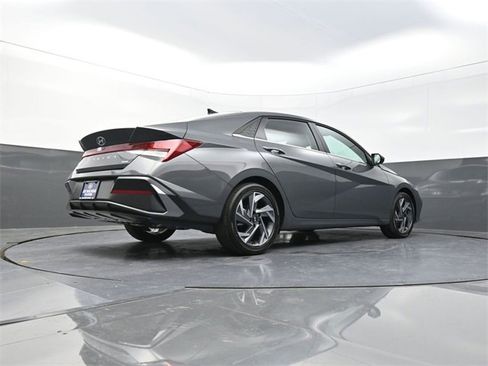 New 2025 Hyundai Elantra Limited image 39