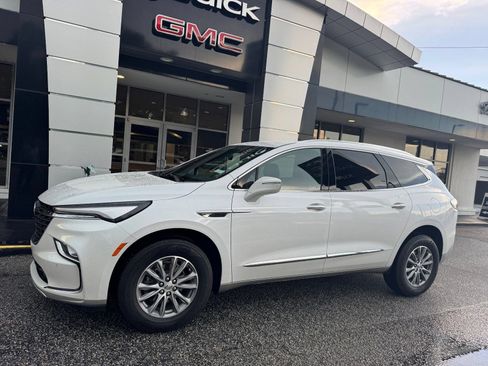 Certified 2023 Buick Enclave Essence FWD image 2