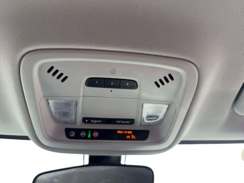 Used 2020 Chevrolet Traverse LT image 34