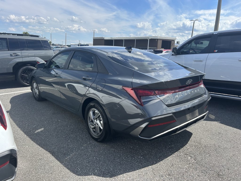 Used 2025 Hyundai Elantra SE FWD image 6