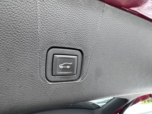 Used 2023 Chevrolet Traverse LT image 12