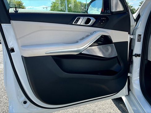 Used 2025 BMW X7 M60i image 21