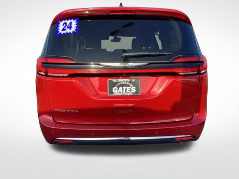 Used 2024 Chrysler Pacifica Touring-L image 10