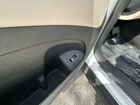 Used 2022 Mercedes-Benz GLE 350 4MATIC w/ Premium Package image 17