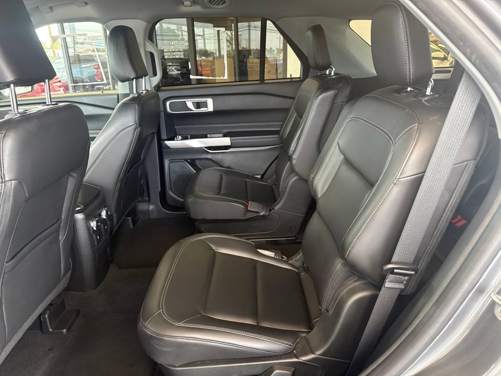 Used 2022 Ford Explorer XLT w/ Equipment Group 202A AWD/4WD image 13