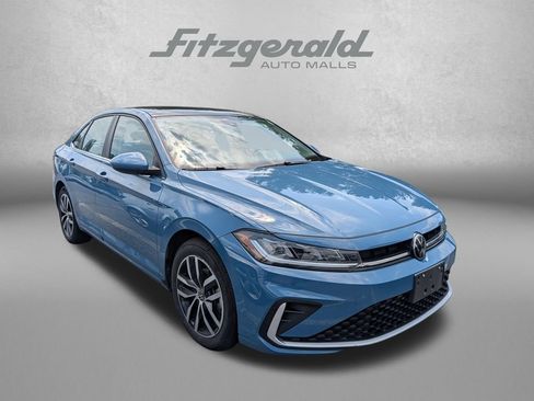 Used 2025 Volkswagen Jetta SE FWD image 1