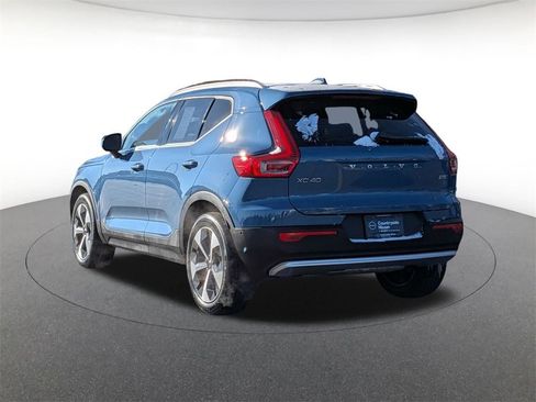 Used 2025 Volvo XC40 B5 Plus image 7