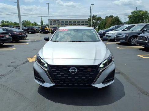 Used 2024 Nissan Altima 2.5 SR FWD image 2