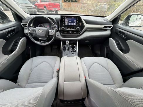 Used 2021 Toyota Highlander L image 2