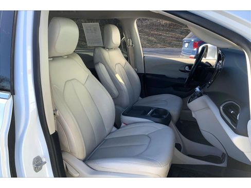 Used 2020 Chrysler Pacifica Touring-L image 7