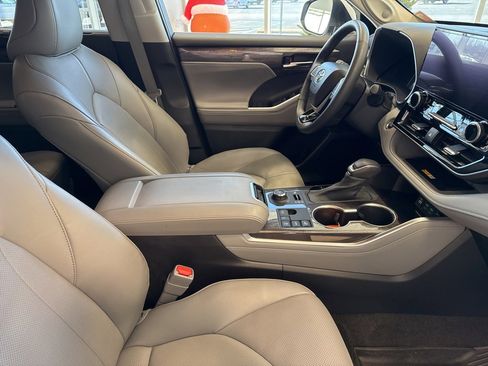 Used 2023 Toyota Highlander Limited image 24