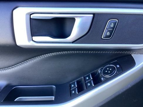 Used 2023 Ford Explorer XLT image 14