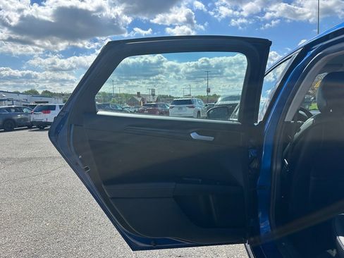 Used 2018 Ford Fusion SE w/ Equipment Group 201A FWD image 9